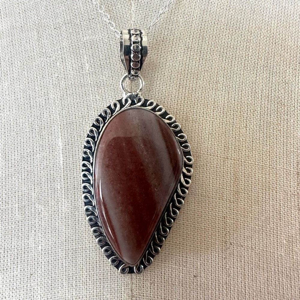 Silver tone and agate pendant necklace